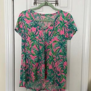 Lilly Pulitzer T-Shirt. Never worn. Perfect condition. Size M